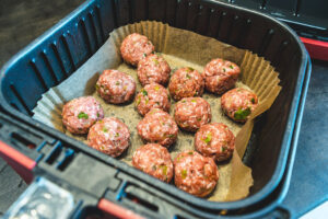 Japanische Fleischbällchen in der Heißluftfritteuse roh